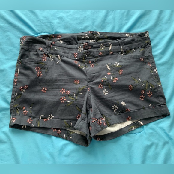 torrid Pants - TORRID floral stretch shorts size 20
